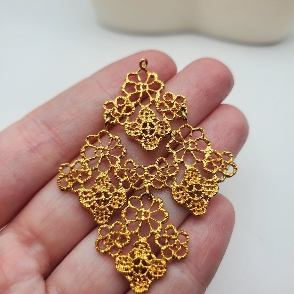 Gold toned lace filigree necklace pendant